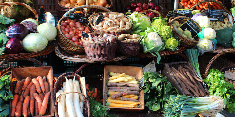 mercato-bancarella-ortofrutta-verdure-ortaggi-by-brad-pict-adobe-stock-750x375.jpeg