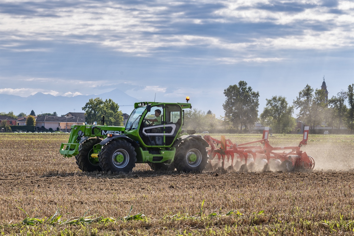 Il trattore telescopico Merlo MultiFarmer 44.7 esegue anche la lavorazione del terreno