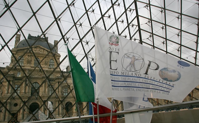 La bandiera dell'Expo 2015 a Milano sventola nella capitale francese (Foto: MilanoExpo-2015.com)