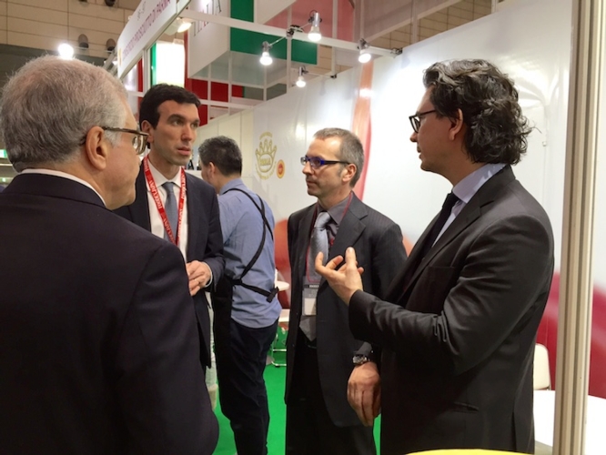 Il ministro Maurizio Martina e rappresentanti del Consorzio Prosciutto di Parma al Foodex