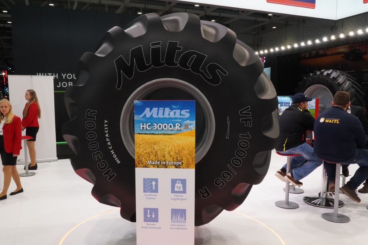Uno degli pneumatici esposti allo stand di Mitas ad Agritechnica 2023