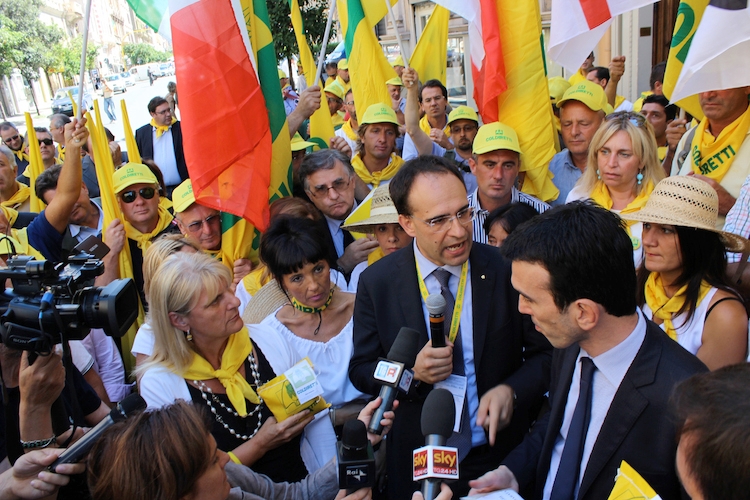 Un momento dell'incontro del ministro Martina (a destra) con il presidente Coldiretti Moncalvo (al centro) e le mondine