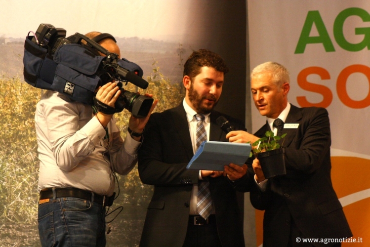 Davide Mosconi, al centro, presenta a Ivano Valmori, a destra, la web application a supporto del diserbo delle colture