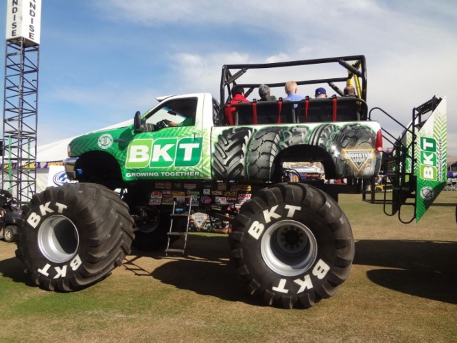 Monster Truck con equipaggiamento Bkt