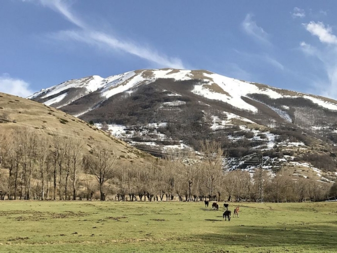 Veduta del monte San Franco, in Abruzzo. La regione ha aperto il bando per gli indennizzi alle aziende agricole di montagna