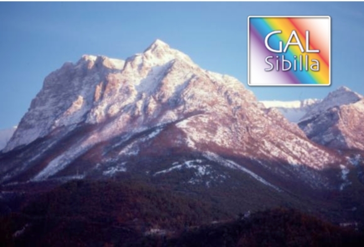 Il logo del Gal Sibilla sullo sfondo dei Monti Sibillini, parte del suo territorio di azione
