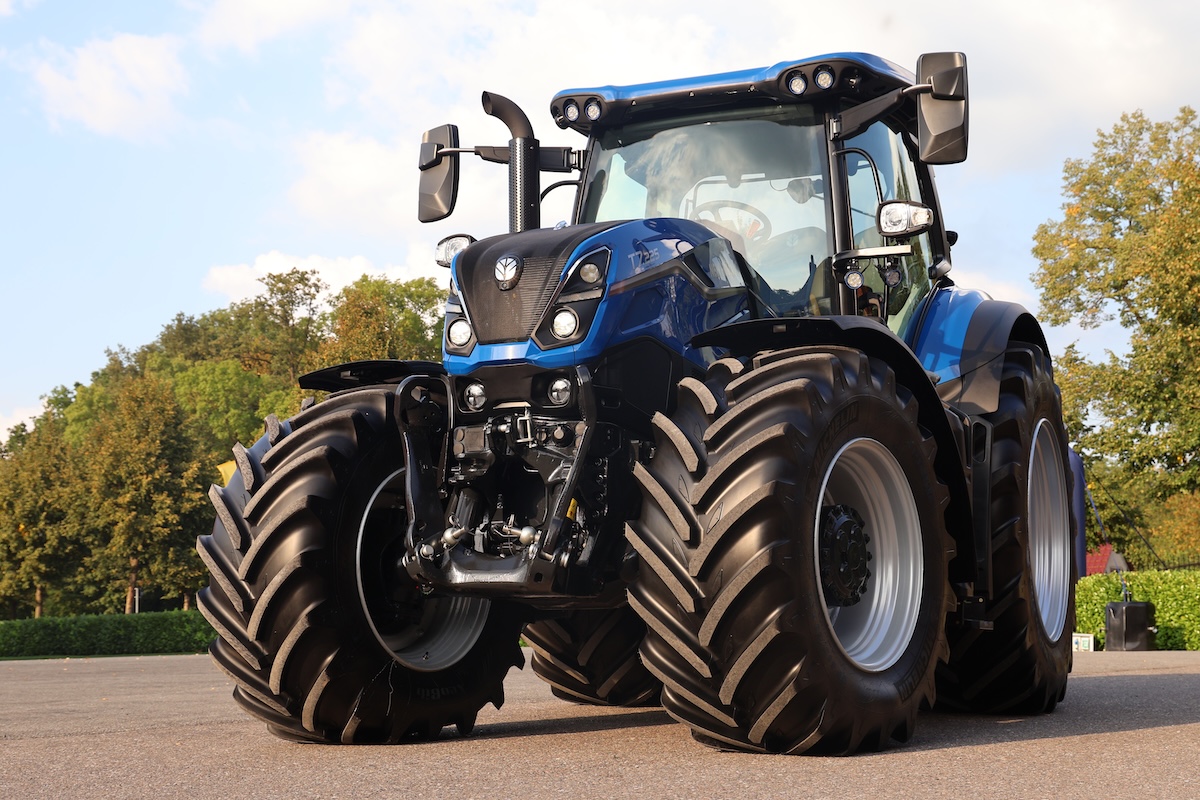Trattori New Holland T7 a passo standard con diverse componenti e tecnologie aggiornate
