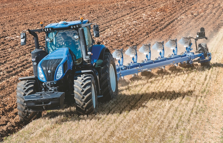 New Holland T8.410 Genesis® Stage V in campo