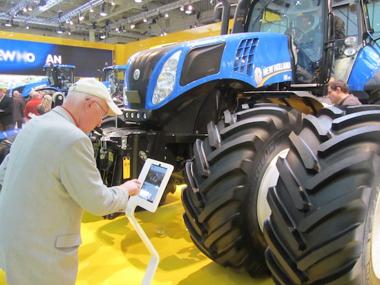 Un agricoltore legge sul tablet le caratteristiche tecniche delle innovazioni New Holland - Agritechnica, Hannover, Germania