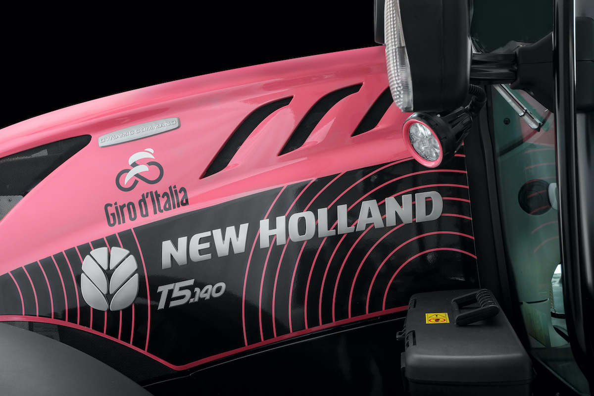 Il T5.140 Dynamic Command, nella sua speciale livrea in rosa, sarà posizionato alla partenza di numerose tappe del Giro d’Italia 2023