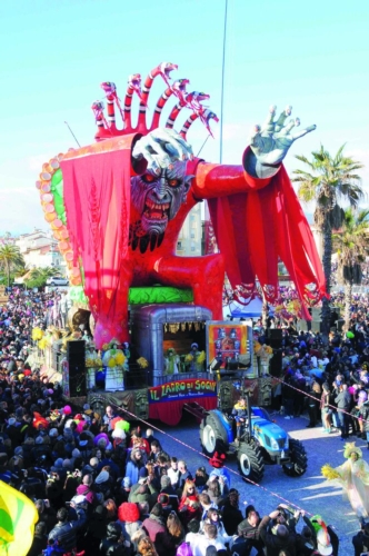 Carri del Carnevale di Viareggio 2014 con trattore New Holland