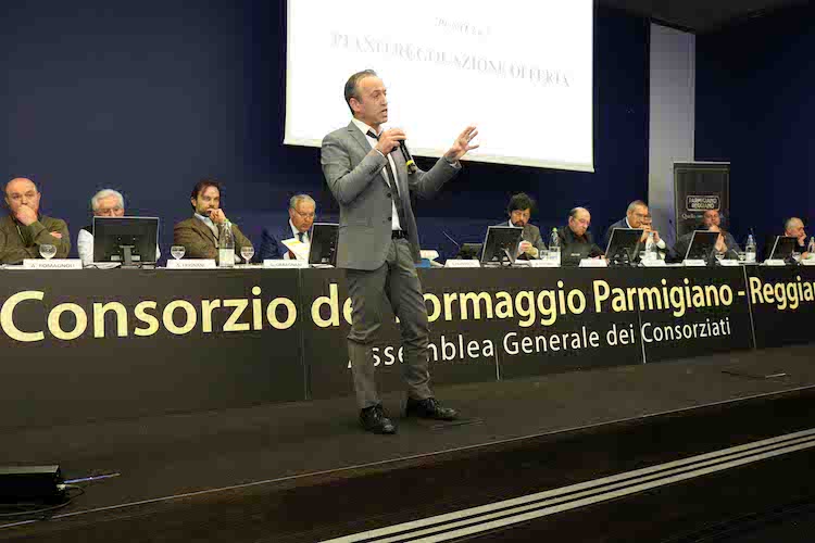 Nicola Bertinelli, presidente del Consorzio Parmigiano Reggiano, durante l'assemblea del 27 marzo 2018