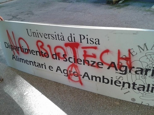 Atto vandalico degli anti-biotech all'Università di Pisa