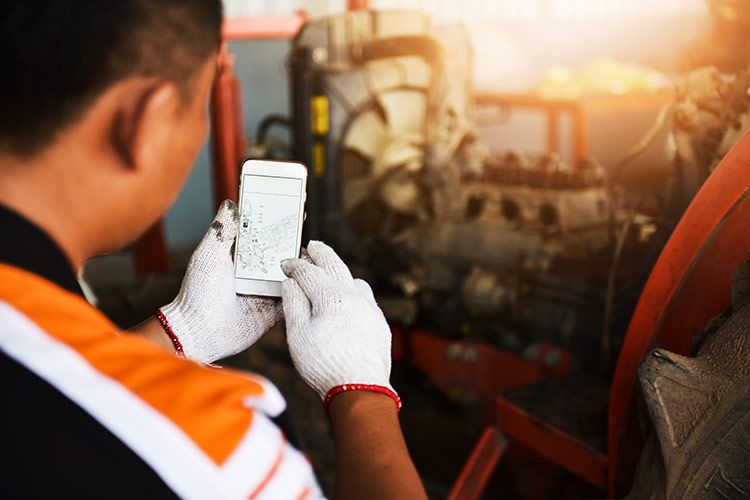 Smartphone usato in officina per controllare check list riparazioni - Esempio Unacma ROC