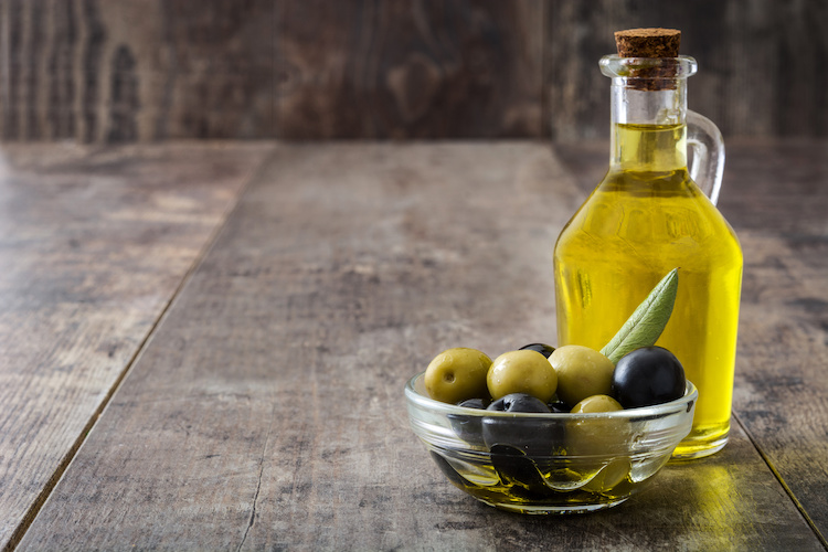 olio-di-oliva-bottiglia-olive-by-chandlervid85-adobe-stock-750x500