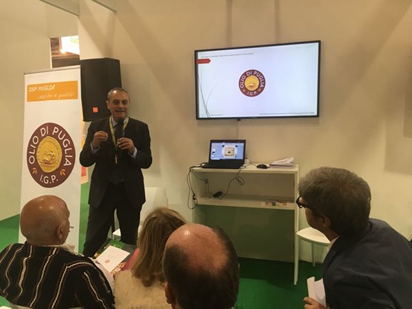 Pantaleo Piccinno mentre presenta il logo dell'Olio di Puglia Igp
