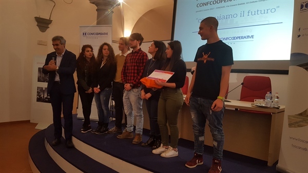 La premiazione degli studenti durante l'assemblea di Confcooperative Toscana