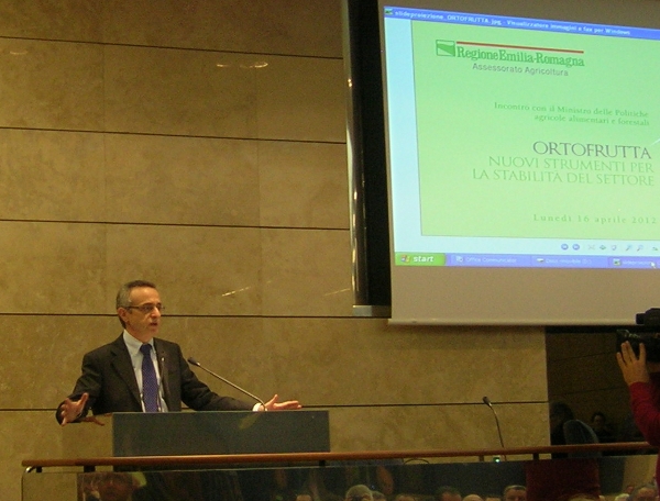 Il ministro Mario Catania durante il suo intervento al convegno sull'ortofrutta organizzato dalla regione Emilia Romagna