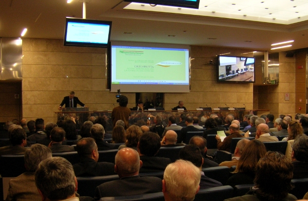 Sala gremita al convegno organizzato dalla regione Emilia Romagna per affrontare le ricorrenti crisi del comparto ortofrutticolo