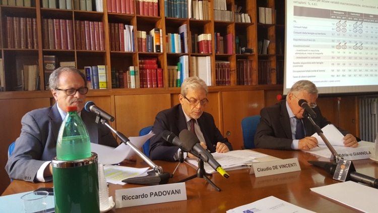Riccardo Padovani, direttore Svimez, in primo piano a sinistra, mentre parla delle prospettive di sviluppo del Mezzogiorno durante la conferenza stampa