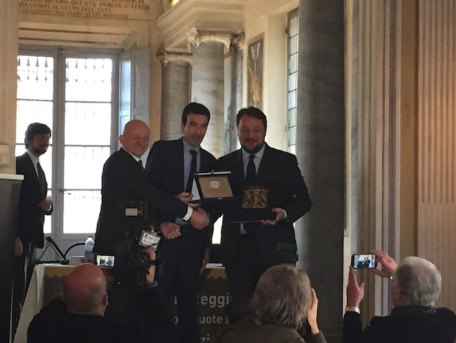 80 anni per il Consorzio di tutela del Parmigiano-Reggiano: da sinistra il presidente Giuseppe Alai, il ministro Maurizio Martina e l'assessore Gianni Fava 