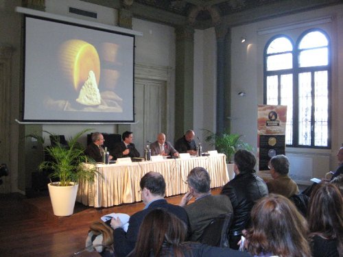 un momento dell'incontro con la stampa organizzato dal Consorzio del Parmigiano Reggiano