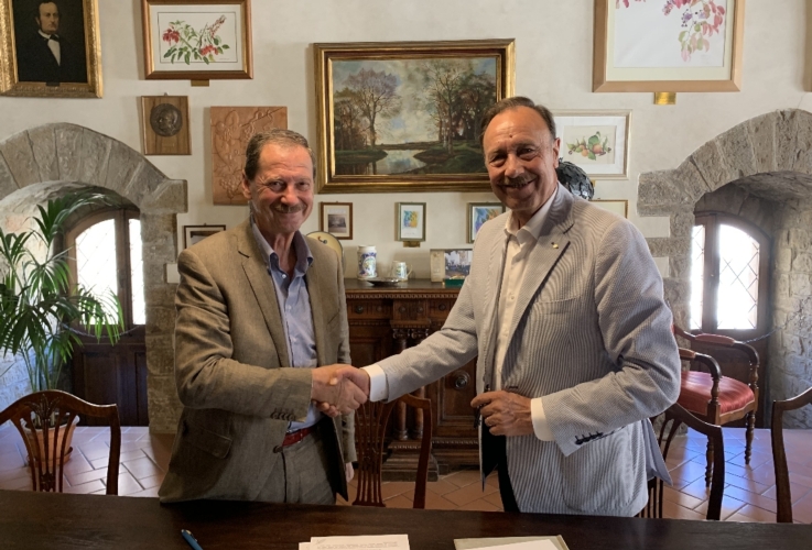 Massimo Vincenzini, a destra, e il presidente della Fondazione cassa di risparmio di Volterra Roberto Pepi al momento della firma
