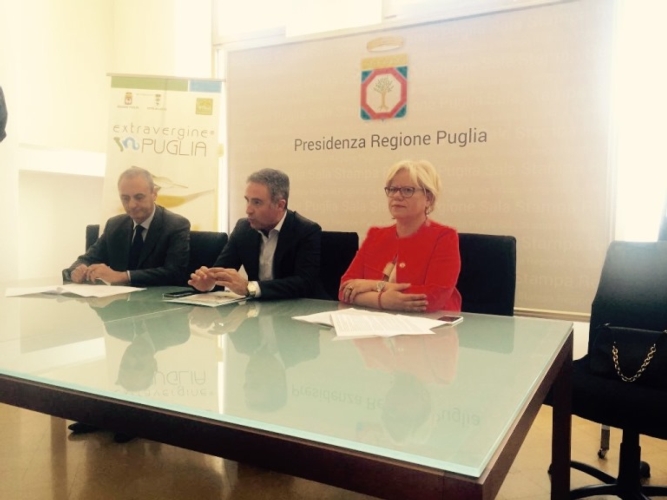 Pantaleo Piccinno, presidente di Coldiretti Lecce, l'assessore regionale alle Risorse agricole Leonardo Di Gioia e l'assessore al Turismo della Puglia Loredana Capone il 9 maggio in conferenza stampa