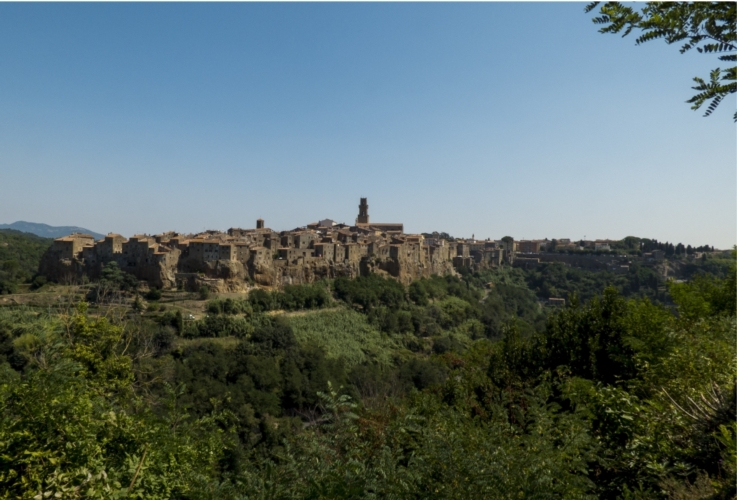 Una veduta del borgo di Pitigliano tra le sue colline