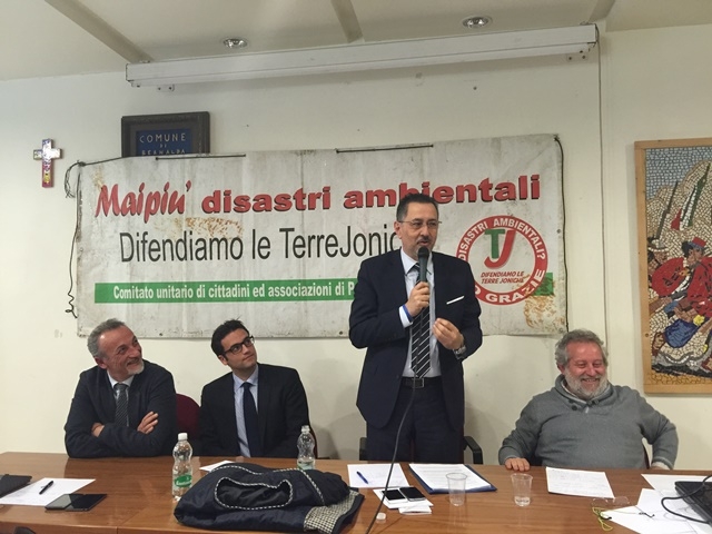 Il presidente della Regione Basilicata Marcello Pittella (all'impiedi) e Gianni Fabbris seduto a destra