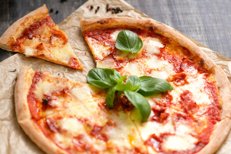 L'Unesco ha dichiarato l'arte del pizzaiuolo napoletano 'patrimonio immateriale dell'umanità' - ma dovrà rimanere un piatto 'popolare'