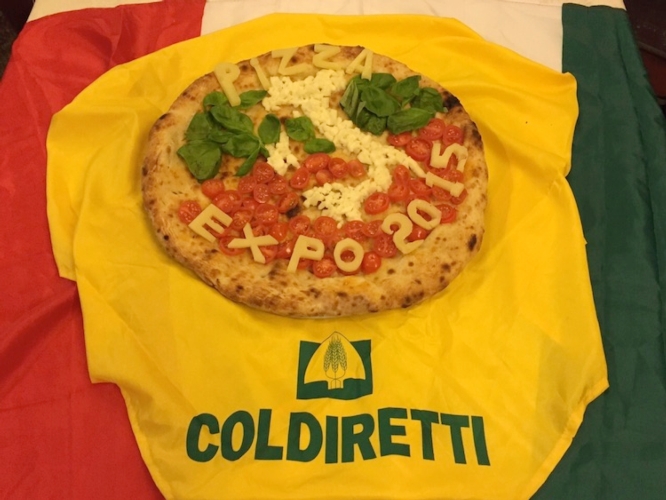 La pizza napoletana Doc simbolo dell’Expo 2015 sfornata a Napoli in occasione dell’iniziativa della Coldiretti per la pizza patrimonio Unesco