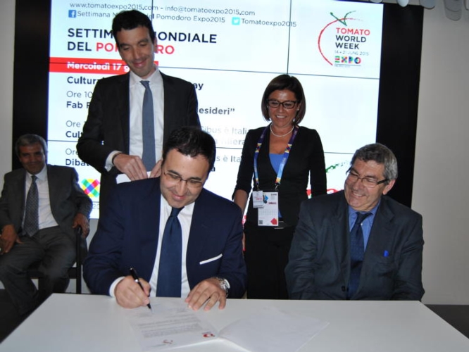 Il momento della firma tra Annibale Pancrazio (a sinistra), presidente del distretto del Sud, e Pier Luigi Ferrari, presidente del distretto del Nord