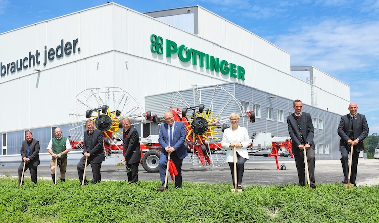 Un momento dell'inaugurazione della quarta fabbrica di Pöttinger