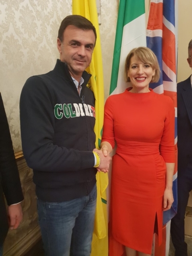 Il presidente di Coldiretti Ettore Prandini con l'ambasciatore della Gran Bretagna a Roma, Jill Morris, durante la stipula del protocollo