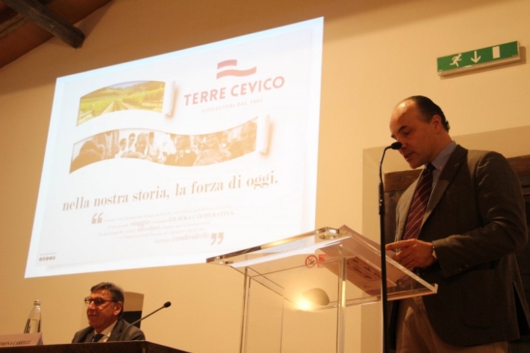 Il presidente di Terre Cevico Marco Nannetti illustra i dati della campagna 2017-2018