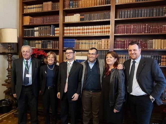 Da sinistra: Lanzoni, notaio Operamolla, Garrione, Costanzo, la responsabile del Caa Proietti, il vicepresidente Lasagna