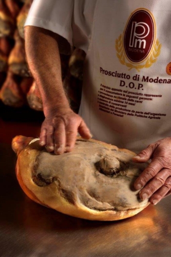 La ricetta del prosciutto di Modena Dop è molto semplice: carne suina e sale, con una stagionatura minima di 14 mesi