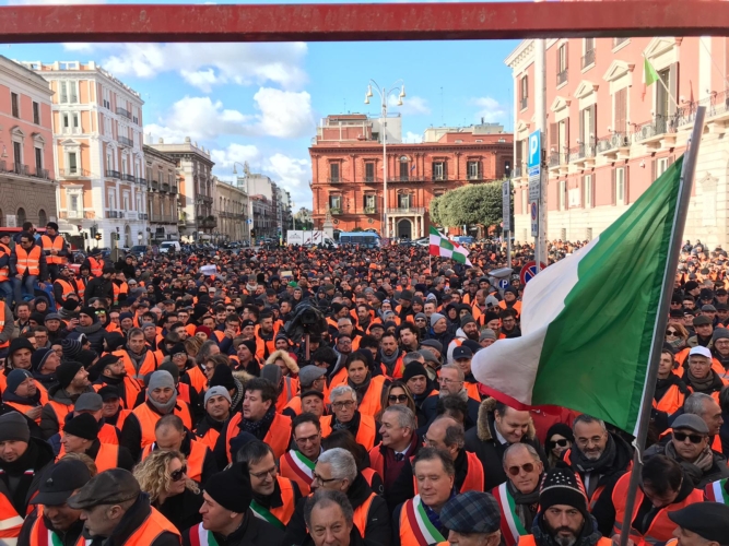 La manifestazione dei Gilet arancioni lo scorso gennaio a Bari, le cui rivendicazioni sono rimaste ad oggi disattese