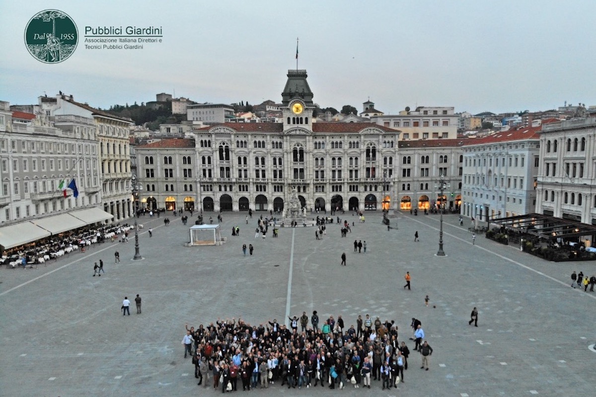 Trieste: foto di gruppo dell'Associazione Pubblici Giardini in piazza dell'Unità d'Italia