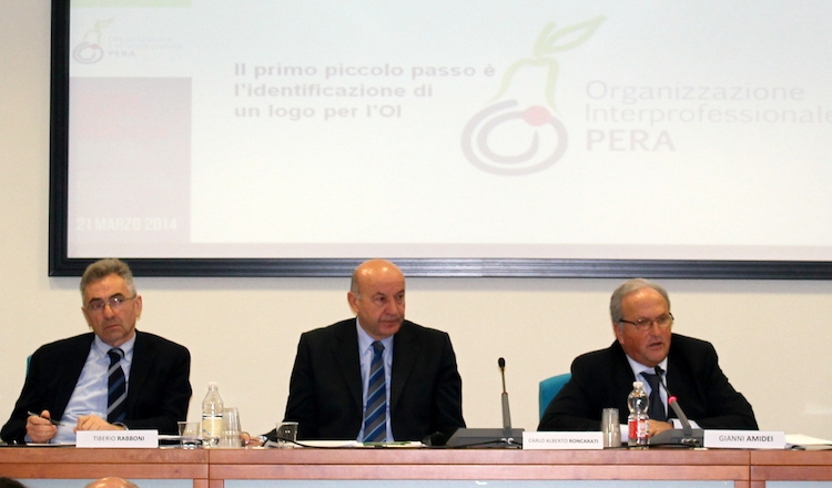 Da sinistra: l'assessore Tiberio Rabboni, Carlo Alberto Roncarati, presidente della Camera di commercio di Ferrara e Gianni Amidei, presidente Oi Pera