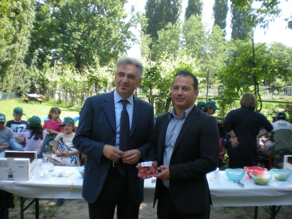 Nella foto da sinistra: l'assessore Tiberio Rabboni e il direttore di Apofruit Italia Mario Tamanti