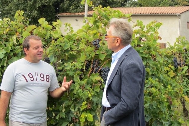 Da sinistra: Daniele Longanesi, proprietario dell'azienda agricola Longanesi e Tiberio Rabboni, assessore all'Agricoltura dell'Emilia Romagna