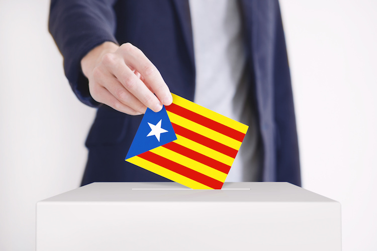 Per i catalani l'esercizio della democrazia è assolutamente legittimo, mentre per Madrid è incostituzionale