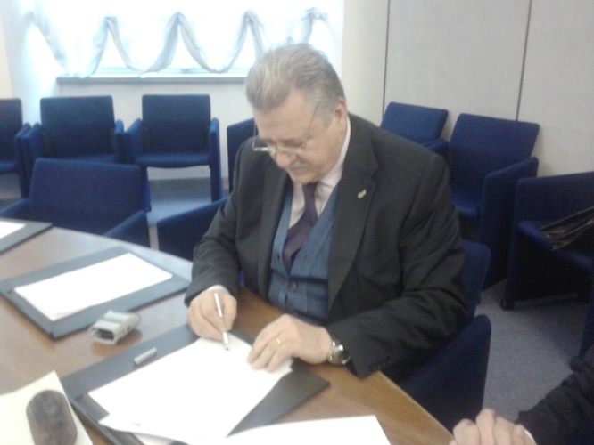 Il presidente Fiper Walter Righini mentre firma l'accordo