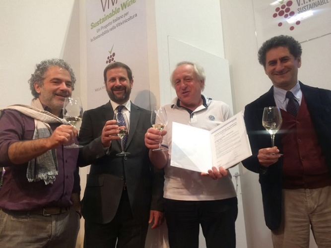 Al Vinitaly 2016 sono state rilasciate le certificazioni Viva con le etichette di vino sostenibile