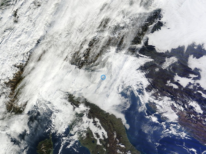 L'immagine satellitare mostra la Valpadana alle prese con nebbie e nubi basse