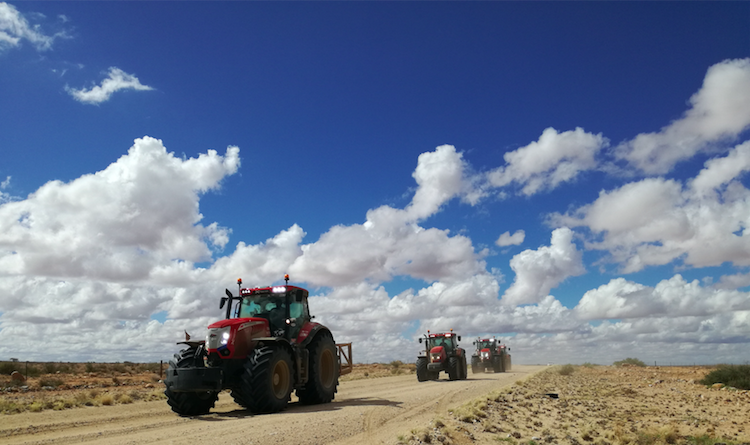 XTractor: quattro giganti rossi equipaggiati con pneumatici BKT per le strade del Sudafrica