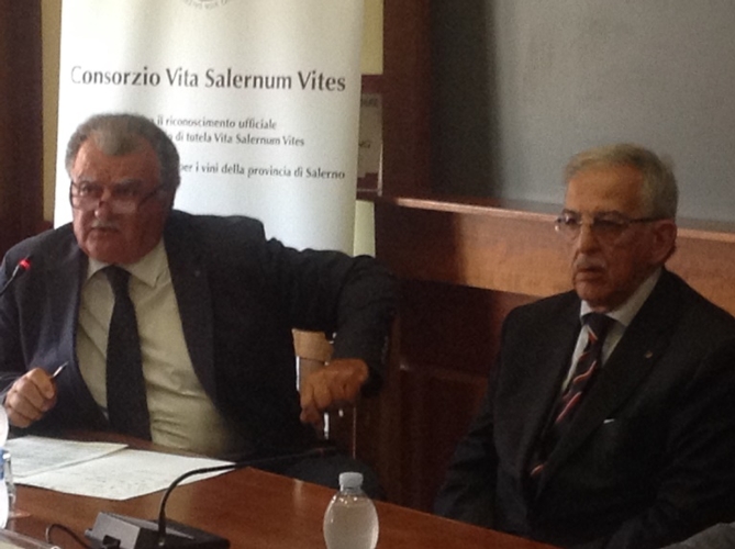 Da sinistra: Luigi Scorziello, presidente del Consorzio di tutela Vita Salernum Vites e Guido Arzano, presidente della Camera di Commercio di Salerno