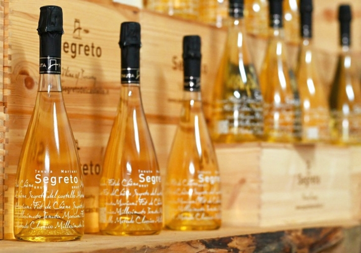 Bottiglie di Segreto Brut, lo spumante metodo classico della Tenuta Mariani in Versilia